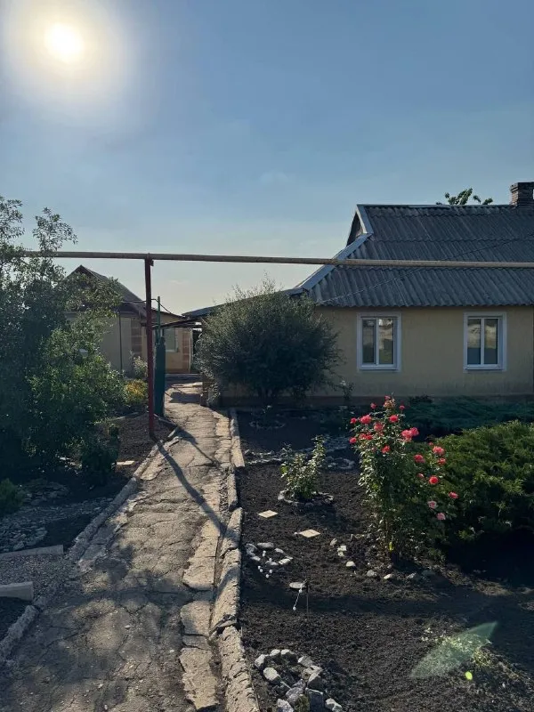 Продажа частного дома 54,8 м²
🌇Донецк, кировский район, ориентир: жд станция рудченкова. 📌
✅Отдельно стоящее здание
✅Материал стен: шлакоблок.
💦Водоснабжение: центральное + насос, вода всегда.
📍Инфраструктура: магазин, школа — в шаговой доступности.
💰Цена: 3 800 000 ₽.
📲☎️+79495107010
📲☎️+79498006050
Подписаться | 📩дать объявление
📲Наш max - фотография - 2