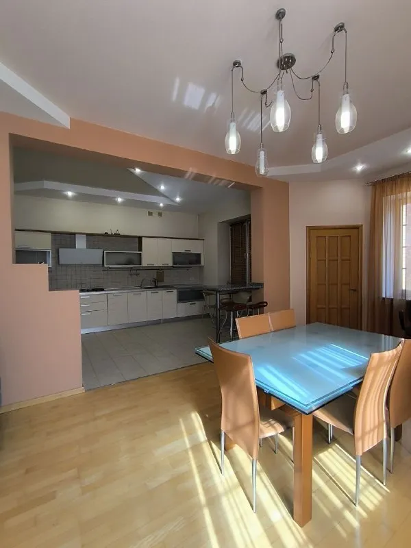 Продаётся дом 500 м2.
🌇Донецк, калининский район.
Между мира и шевченко. 📌
✅2 Жилых уровня, 4 спальни, потолки 3+ метра.
✅В цоколе гараж, спортзал, котельная, прачечная и подсобные помещения.
👍Во дворе отдельным строением баня с бассейном.
⛽Отопление газовый и электрический котлы.
🌎Участок 6 соток, ландшафт с декоративными растениями, вымощен плиткой.
💰Цена 33.000.000 ₽
📲☎️+79493170115 Агентство недвижимости.
Подписаться | 📩дать объявление
📲Наш max - фотография - 3
