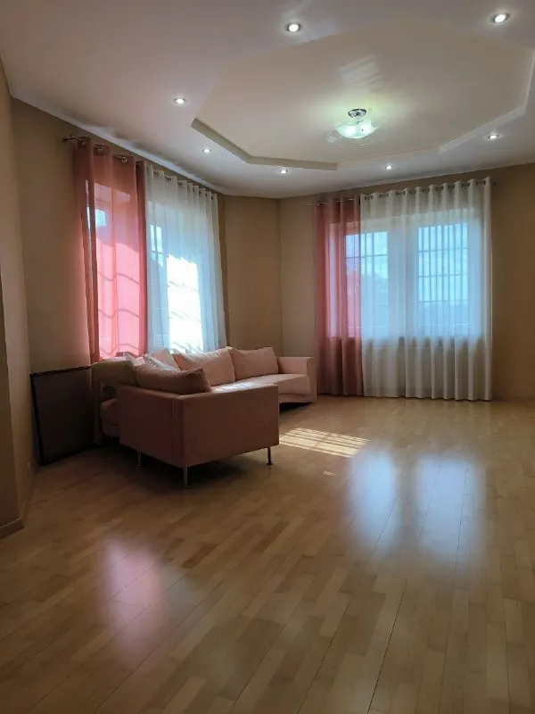 Продаётся дом 500 м2.
🌇Донецк, калининский район.
Между мира и шевченко. 📌
✅2 Жилых уровня, 4 спальни, потолки 3+ метра.
✅В цоколе гараж, спортзал, котельная, прачечная и подсобные помещения.
👍Во дворе отдельным строением баня с бассейном.
⛽Отопление газовый и электрический котлы.
🌎Участок 6 соток, ландшафт с декоративными растениями, вымощен плиткой.
💰Цена 33.000.000 ₽
📲☎️+79493170115 Агентство недвижимости.
Подписаться | 📩дать объявление
📲Наш max - фотография - 5