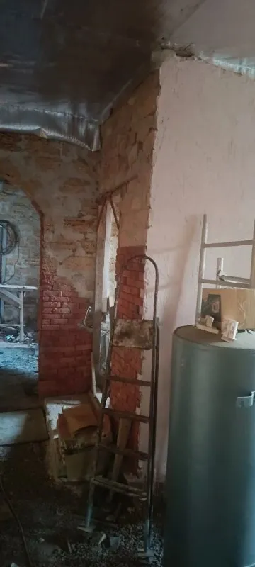Продаётся дом с участком земли 15сот. Донецк р. Кировский район горгаза,
30 Й рынок
Реконструировано в 2014г.
Два въезда с разных улиц к нашему дому. Дом крепкие тёплые стены крымский ракушняк.
4 Раздельные ком. (3 спальни кухня 16 м. Хол.
Два входа в дом, со двора и с сада
Два коридора, отельная, сан узел раздельный.
Крыша вся новая.
К дому пристроена теплица(можно сделать зимний сад, есть выход из дома в теплицу) в теплице капитальное хоз помещение шлакоблок. Комната с печью для отопления теплицы с крепким погребом+ ещё один капитальный погреб в др. Месте.
Отдельно стоящая баня с санузлом и отоплением электро котёл.
Газ по забору( был сделан проект) вода два ввода( один нужно врезать) начато строительство колодца.
Большой гаражный каменный бокс
7*15 М. Место для авто и мастерской.
Дом требует внутренней отделки.
С кадастровым номером.
Цену оговариваем с реальный заинтересовавшимся покупателем. +79494342068 набирайте узнаете больше. ...
Связь не всегда есть
,Пишите, .
Собственник - фотография - 10