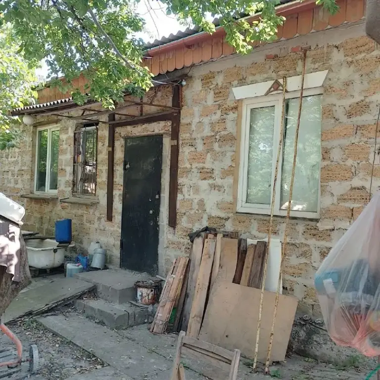 Продаётся дом с участком земли 15сот. Донецк р. Кировский район горгаза,
30 Й рынок
Реконструировано в 2014г.
Два въезда с разных улиц к нашему дому. Дом крепкие тёплые стены крымский ракушняк.
4 Раздельные ком. (3 спальни кухня 16 м. Хол.
Два входа в дом, со двора и с сада
Два коридора, отельная, сан узел раздельный.
Крыша вся новая.
К дому пристроена теплица(можно сделать зимний сад, есть выход из дома в теплицу) в теплице капитальное хоз помещение шлакоблок. Комната с печью для отопления теплицы с крепким погребом+ ещё один капитальный погреб в др. Месте.
Отдельно стоящая баня с санузлом и отоплением электро котёл.
Газ по забору( был сделан проект) вода два ввода( один нужно врезать) начато строительство колодца.
Большой гаражный каменный бокс
7*15 М. Место для авто и мастерской.
Дом требует внутренней отделки.
С кадастровым номером.
Цену оговариваем с реальный заинтересовавшимся покупателем. +79494342068 набирайте узнаете больше. ...
Связь не всегда есть
,Пишите, .
Собственник - фотография - 6