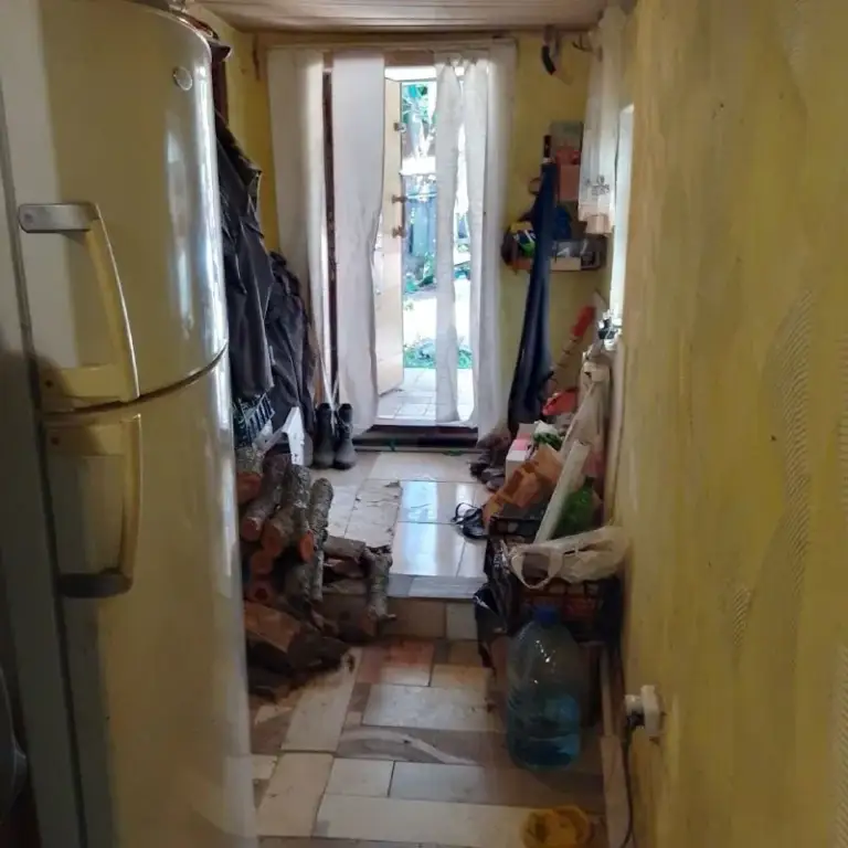 Продаётся дом с участком земли 15сот. Донецк р. Кировский район горгаза,
30 Й рынок
Реконструировано в 2014г.
Два въезда с разных улиц к нашему дому. Дом крепкие тёплые стены крымский ракушняк.
4 Раздельные ком. (3 спальни кухня 16 м. Хол.
Два входа в дом, со двора и с сада
Два коридора, отельная, сан узел раздельный.
Крыша вся новая.
К дому пристроена теплица(можно сделать зимний сад, есть выход из дома в теплицу) в теплице капитальное хоз помещение шлакоблок. Комната с печью для отопления теплицы с крепким погребом+ ещё один капитальный погреб в др. Месте.
Отдельно стоящая баня с санузлом и отоплением электро котёл.
Газ по забору( был сделан проект) вода два ввода( один нужно врезать) начато строительство колодца.
Большой гаражный каменный бокс
7*15 М. Место для авто и мастерской.
Дом требует внутренней отделки.
С кадастровым номером.
Цену оговариваем с реальный заинтересовавшимся покупателем. +79494342068 набирайте узнаете больше. ...
Связь не всегда есть
,Пишите, .
Собственник - фотография - 7