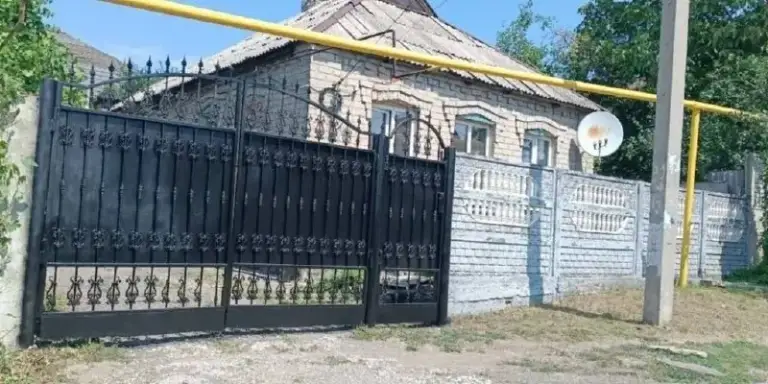🏡Продам 3-х комнатный дом
📍Г. Донецк днр
Калининский р-н
Улица хлюпина

•Общая площадь–83.3 м2
•Участок–4.5 сотки земли
•К дому пристроена кухня, площадью 24.4 м2

•Дом кирпичный, 1971 года постройки, газифицированный, газовое отопление, новые трубы отопления и водопровода

•Частично заменена электропроводка, канализация сливная яма, вода по графику
•Дом требует частичного ремонта

•На территории участка есть место для парковки трёх автомобилей
•Рядом стадион донбасс-арена, парк, пруд, речка кальмиус
🔥Собственник

💴Цена: 6🍋000.000 рублей
‼️Торг
☎️+7(965) 330-27-91

Недвижимость днр - фотография - 3