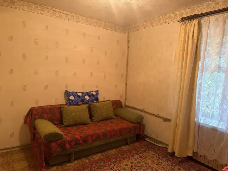 Продам двухкомнатную квартиру

🌇Донецк, калининский район по адресу: улица литовская. 📌

✅Общая площадь 38,8 кв. М, площадь кухни — 9,2 кв. М.
✅Просторные комнаты и функциональная планировка обеспечивают комфортное проживание.
✅Квартира на первом этаже трёхэтажного кирпичного дома
👍Развитая инфраструктура: в непосредственной близости расположены магазины, остановка общественного транспорта и парковая зона.
💦Вода по графику (1/3).

❗️ - фотография - 2