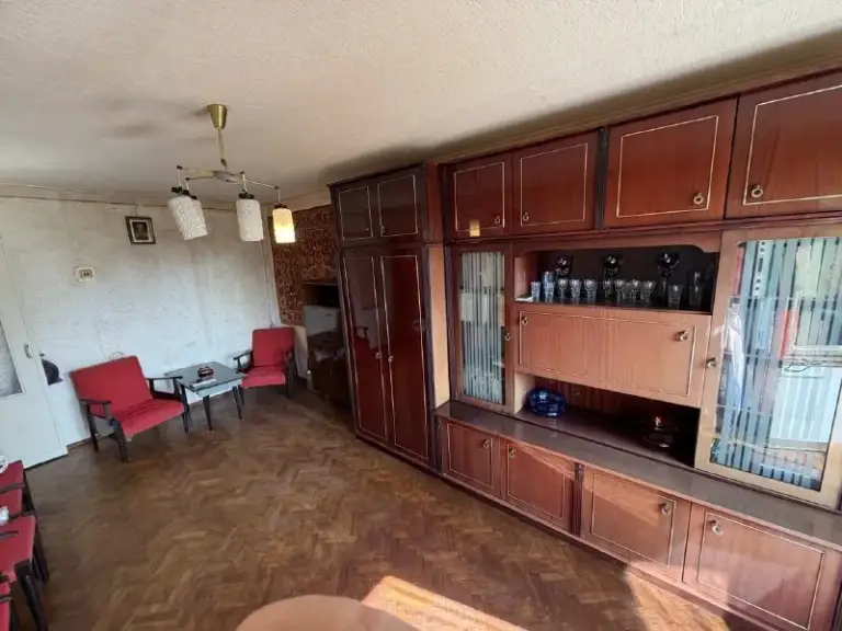 Продажа 2-комнатной в ленинском районе, улица кирова 24

Стройте свое пространство с агентством недвижимости город.
Вы мечтаете - мы реализовываем💫

🏗Район: ленинский
🏘Комнат - 2
🏢Этаж - 4/5
🚪Общая площадь - 46 м2

Продажа двухкомнатной квартиры в ленинском районе, улица кирова 24, ориентир - бульвар франко, парк славянской культуры.

📌Комнаты раздельные
📌Стояк канализации новый
📌Квартира под ремонт

Рядом:

📌Зеленый двор
📌Парк отдыха
📌Магазины
📌Школа

Прописанных нет!

🔴Документы готовы к сделке!

💵Цена: 3 700 000 рублей (торг)
☎️Телефон: + 7 (949) 513 85 58
☎️Телефон: + 7 (949) 513 13 00 - фотография - 5