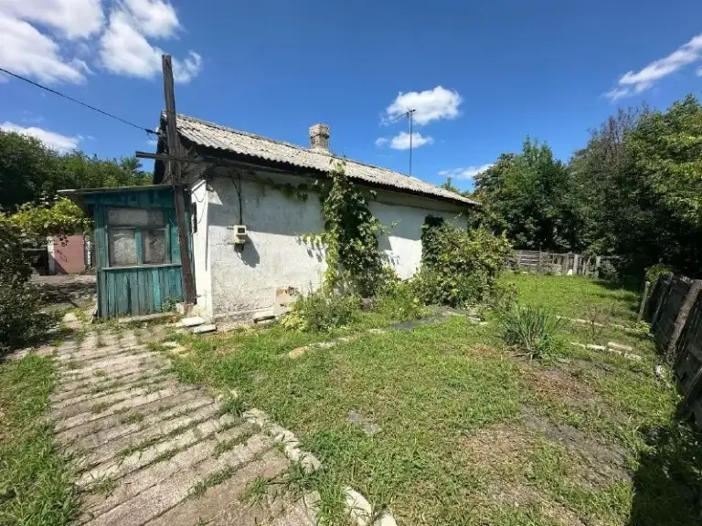 ‼️‼️Продажа дома буденновский район ориентир хлебозавод/ас буденного‼️‼️
📍Г. Донецк днр

•Продам дом в жилом состоянии 3 комнаты общей площадью 43.5 м2
•Жилая–27 м2
•Земля–7.19 сотки.

•Печное отопление, мпокна, выгребная яма.
•Санузел в доме.
•Гараж, хоз. Постройки, подвал.
•Места под парковку, сад.
•Доступный вариант под постройку, дачу.

•Документы росреестр, собственник на сделке. Фото, видеообзор честно отобразят состояние обьекта.

📲Больше информации по телефону, просмотре дома.
Цена: 2🍋300.000 рублей
‼️Торг.
☎️☎️☎️ +79494194208

Недвижимость донецк днр - фотография - 2