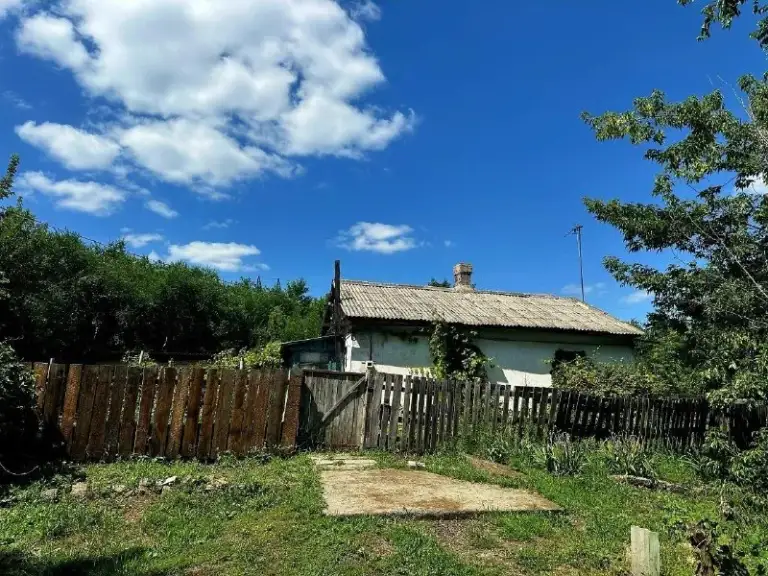 ‼️‼️Продажа дома буденновский район ориентир хлебозавод/ас буденного‼️‼️
📍Г. Донецк днр

•Продам дом в жилом состоянии 3 комнаты общей площадью 43.5 м2
•Жилая–27 м2
•Земля–7.19 сотки.

•Печное отопление, мпокна, выгребная яма.
•Санузел в доме.
•Гараж, хоз. Постройки, подвал.
•Места под парковку, сад.
•Доступный вариант под постройку, дачу.

•Документы росреестр, собственник на сделке. Фото, видеообзор честно отобразят состояние обьекта.

📲Больше информации по телефону, просмотре дома.
Цена: 2🍋300.000 рублей
‼️Торг.
☎️☎️☎️ +79494194208

Недвижимость донецк днр - фотография - 3