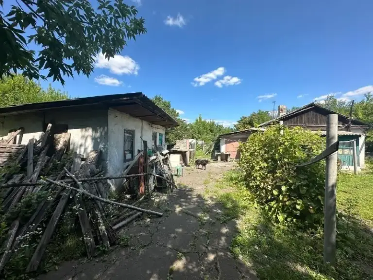 ‼️‼️Продажа дома буденновский район ориентир хлебозавод/ас буденного‼️‼️
📍Г. Донецк днр

•Продам дом в жилом состоянии 3 комнаты общей площадью 43.5 м2
•Жилая–27 м2
•Земля–7.19 сотки.

•Печное отопление, мпокна, выгребная яма.
•Санузел в доме.
•Гараж, хоз. Постройки, подвал.
•Места под парковку, сад.
•Доступный вариант под постройку, дачу.

•Документы росреестр, собственник на сделке. Фото, видеообзор честно отобразят состояние обьекта.

📲Больше информации по телефону, просмотре дома.
Цена: 2🍋300.000 рублей
‼️Торг.
☎️☎️☎️ +79494194208

Недвижимость донецк днр - фотография - 4