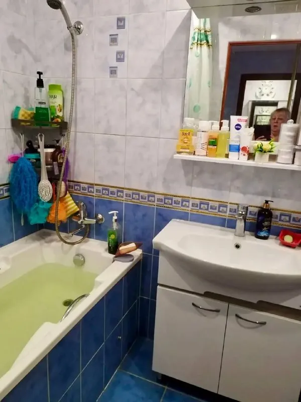 Продаем нашу уютную, теплую 3-х комнатную квартиру площадью 70,9кв. М.
🏡Г. Донецк, пролетарский р-н. , ул. Щетинина, д. 32а, 2й этаж.

✅Планировка удобная и продуманная, чешский проект- 3 отдельные комнаты, просторный холл и кухня, совмещенный санузел, 2 коридора, 4 вместительные до потолка встроенные, зеркальные шкафы, застекленный балкон с кованой решеткой, отдельная комната на площадке для сушки белья и хранения вещей, тамбур.

✅Вода всегда идет по графику, подъезд идеально чистый, образцовый кооперативный дом, с прекрасными соседями. За всю историю данной недвижимости- один собственник.

 ✅Выполнен хороший ремонт, натяжные потолки, гипсокартон двухуровневый в зале, ламинат/плитка, пластиковые окна, поменяна сантехника, оставляем всю мебель, технику: холодильник, варочную поверхность, духовку, вытяжку, стиральную машину, нагревательный бак, новый ванный гарнитур, 2 кондиционера. Вся техника хороших марок.

✅После покупки можно сразу заехать и жить без бытовых проблем. Передадим, свое парк-место для авто на закрытой с навесом автостоянке в 2х минутах ходьбы. Инфраструктура отличная: магазины, гипермаркеты, рынки, школы, садики, конечная автотранспорта в 5 минутах ходьбы.
‼️Собственник!

Цена: 7🍋300.000 рублей
☎️+7949-437-82-27 - фотография - 10