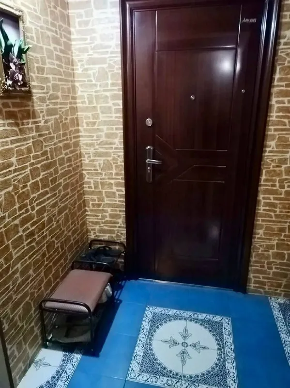 Продаем нашу уютную, теплую 3-х комнатную квартиру площадью 70,9кв. М.
🏡Г. Донецк, пролетарский р-н. , ул. Щетинина, д. 32а, 2й этаж.

✅Планировка удобная и продуманная, чешский проект- 3 отдельные комнаты, просторный холл и кухня, совмещенный санузел, 2 коридора, 4 вместительные до потолка встроенные, зеркальные шкафы, застекленный балкон с кованой решеткой, отдельная комната на площадке для сушки белья и хранения вещей, тамбур.

✅Вода всегда идет по графику, подъезд идеально чистый, образцовый кооперативный дом, с прекрасными соседями. За всю историю данной недвижимости- один собственник.

 ✅Выполнен хороший ремонт, натяжные потолки, гипсокартон двухуровневый в зале, ламинат/плитка, пластиковые окна, поменяна сантехника, оставляем всю мебель, технику: холодильник, варочную поверхность, духовку, вытяжку, стиральную машину, нагревательный бак, новый ванный гарнитур, 2 кондиционера. Вся техника хороших марок.

✅После покупки можно сразу заехать и жить без бытовых проблем. Передадим, свое парк-место для авто на закрытой с навесом автостоянке в 2х минутах ходьбы. Инфраструктура отличная: магазины, гипермаркеты, рынки, школы, садики, конечная автотранспорта в 5 минутах ходьбы.
‼️Собственник!

Цена: 7🍋300.000 рублей
☎️+7949-437-82-27 - фотография - 2
