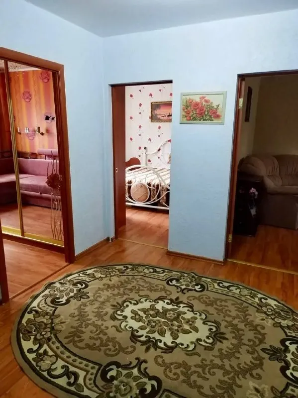 Продаем нашу уютную, теплую 3-х комнатную квартиру площадью 70,9кв. М.
🏡Г. Донецк, пролетарский р-н. , ул. Щетинина, д. 32а, 2й этаж.

✅Планировка удобная и продуманная, чешский проект- 3 отдельные комнаты, просторный холл и кухня, совмещенный санузел, 2 коридора, 4 вместительные до потолка встроенные, зеркальные шкафы, застекленный балкон с кованой решеткой, отдельная комната на площадке для сушки белья и хранения вещей, тамбур.

✅Вода всегда идет по графику, подъезд идеально чистый, образцовый кооперативный дом, с прекрасными соседями. За всю историю данной недвижимости- один собственник.

 ✅Выполнен хороший ремонт, натяжные потолки, гипсокартон двухуровневый в зале, ламинат/плитка, пластиковые окна, поменяна сантехника, оставляем всю мебель, технику: холодильник, варочную поверхность, духовку, вытяжку, стиральную машину, нагревательный бак, новый ванный гарнитур, 2 кондиционера. Вся техника хороших марок.

✅После покупки можно сразу заехать и жить без бытовых проблем. Передадим, свое парк-место для авто на закрытой с навесом автостоянке в 2х минутах ходьбы. Инфраструктура отличная: магазины, гипермаркеты, рынки, школы, садики, конечная автотранспорта в 5 минутах ходьбы.
‼️Собственник!

Цена: 7🍋300.000 рублей
☎️+7949-437-82-27 - фотография - 3