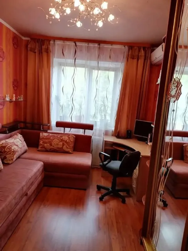 Продаем нашу уютную, теплую 3-х комнатную квартиру площадью 70,9кв. М.
🏡Г. Донецк, пролетарский р-н. , ул. Щетинина, д. 32а, 2й этаж.

✅Планировка удобная и продуманная, чешский проект- 3 отдельные комнаты, просторный холл и кухня, совмещенный санузел, 2 коридора, 4 вместительные до потолка встроенные, зеркальные шкафы, застекленный балкон с кованой решеткой, отдельная комната на площадке для сушки белья и хранения вещей, тамбур.

✅Вода всегда идет по графику, подъезд идеально чистый, образцовый кооперативный дом, с прекрасными соседями. За всю историю данной недвижимости- один собственник.

 ✅Выполнен хороший ремонт, натяжные потолки, гипсокартон двухуровневый в зале, ламинат/плитка, пластиковые окна, поменяна сантехника, оставляем всю мебель, технику: холодильник, варочную поверхность, духовку, вытяжку, стиральную машину, нагревательный бак, новый ванный гарнитур, 2 кондиционера. Вся техника хороших марок.

✅После покупки можно сразу заехать и жить без бытовых проблем. Передадим, свое парк-место для авто на закрытой с навесом автостоянке в 2х минутах ходьбы. Инфраструктура отличная: магазины, гипермаркеты, рынки, школы, садики, конечная автотранспорта в 5 минутах ходьбы.
‼️Собственник!

Цена: 7🍋300.000 рублей
☎️+7949-437-82-27 - фотография - 4
