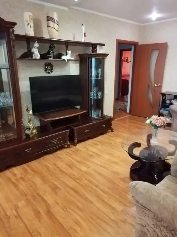 Продаем нашу уютную, теплую 3-х комнатную квартиру площадью 70,9кв. М.
🏡Г. Донецк, пролетарский р-н. , ул. Щетинина, д. 32а, 2й этаж.

✅Планировка удобная и продуманная, чешский проект- 3 отдельные комнаты, просторный холл и кухня, совмещенный санузел, 2 коридора, 4 вместительные до потолка встроенные, зеркальные шкафы, застекленный балкон с кованой решеткой, отдельная комната на площадке для сушки белья и хранения вещей, тамбур.

✅Вода всегда идет по графику, подъезд идеально чистый, образцовый кооперативный дом, с прекрасными соседями. За всю историю данной недвижимости- один собственник.

 ✅Выполнен хороший ремонт, натяжные потолки, гипсокартон двухуровневый в зале, ламинат/плитка, пластиковые окна, поменяна сантехника, оставляем всю мебель, технику: холодильник, варочную поверхность, духовку, вытяжку, стиральную машину, нагревательный бак, новый ванный гарнитур, 2 кондиционера. Вся техника хороших марок.

✅После покупки можно сразу заехать и жить без бытовых проблем. Передадим, свое парк-место для авто на закрытой с навесом автостоянке в 2х минутах ходьбы. Инфраструктура отличная: магазины, гипермаркеты, рынки, школы, садики, конечная автотранспорта в 5 минутах ходьбы.
‼️Собственник!

Цена: 7🍋300.000 рублей
☎️+7949-437-82-27 - фотография - 5