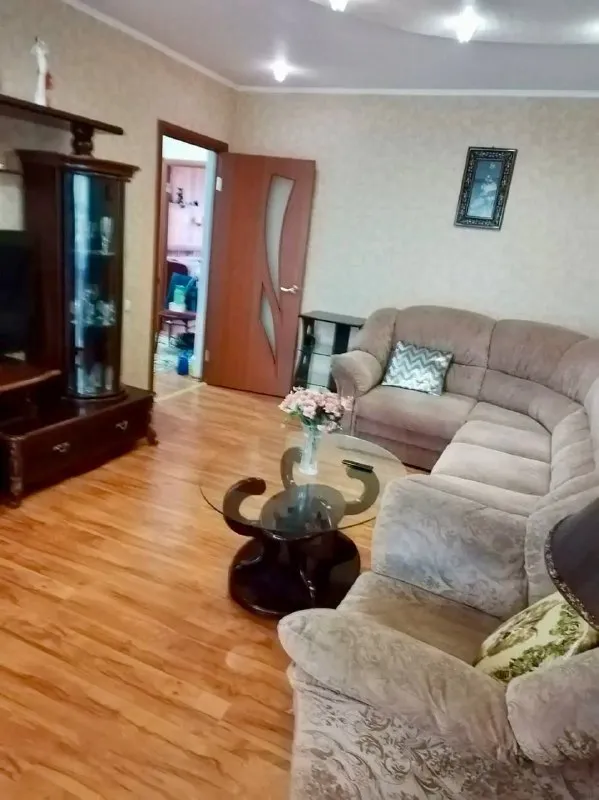 Продаем нашу уютную, теплую 3-х комнатную квартиру площадью 70,9кв. М.
🏡Г. Донецк, пролетарский р-н. , ул. Щетинина, д. 32а, 2й этаж.

✅Планировка удобная и продуманная, чешский проект- 3 отдельные комнаты, просторный холл и кухня, совмещенный санузел, 2 коридора, 4 вместительные до потолка встроенные, зеркальные шкафы, застекленный балкон с кованой решеткой, отдельная комната на площадке для сушки белья и хранения вещей, тамбур.

✅Вода всегда идет по графику, подъезд идеально чистый, образцовый кооперативный дом, с прекрасными соседями. За всю историю данной недвижимости- один собственник.

 ✅Выполнен хороший ремонт, натяжные потолки, гипсокартон двухуровневый в зале, ламинат/плитка, пластиковые окна, поменяна сантехника, оставляем всю мебель, технику: холодильник, варочную поверхность, духовку, вытяжку, стиральную машину, нагревательный бак, новый ванный гарнитур, 2 кондиционера. Вся техника хороших марок.

✅После покупки можно сразу заехать и жить без бытовых проблем. Передадим, свое парк-место для авто на закрытой с навесом автостоянке в 2х минутах ходьбы. Инфраструктура отличная: магазины, гипермаркеты, рынки, школы, садики, конечная автотранспорта в 5 минутах ходьбы.
‼️Собственник!

Цена: 7🍋300.000 рублей
☎️+7949-437-82-27 - фотография - 6