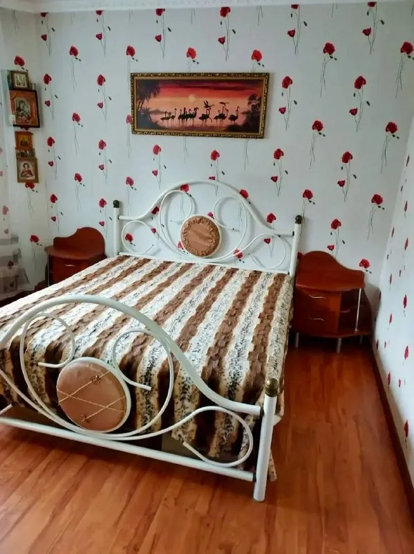 Продаем нашу уютную, теплую 3-х комнатную квартиру площадью 70,9кв. М.
🏡Г. Донецк, пролетарский р-н. , ул. Щетинина, д. 32а, 2й этаж.

✅Планировка удобная и продуманная, чешский проект- 3 отдельные комнаты, просторный холл и кухня, совмещенный санузел, 2 коридора, 4 вместительные до потолка встроенные, зеркальные шкафы, застекленный балкон с кованой решеткой, отдельная комната на площадке для сушки белья и хранения вещей, тамбур.

✅Вода всегда идет по графику, подъезд идеально чистый, образцовый кооперативный дом, с прекрасными соседями. За всю историю данной недвижимости- один собственник.

 ✅Выполнен хороший ремонт, натяжные потолки, гипсокартон двухуровневый в зале, ламинат/плитка, пластиковые окна, поменяна сантехника, оставляем всю мебель, технику: холодильник, варочную поверхность, духовку, вытяжку, стиральную машину, нагревательный бак, новый ванный гарнитур, 2 кондиционера. Вся техника хороших марок.

✅После покупки можно сразу заехать и жить без бытовых проблем. Передадим, свое парк-место для авто на закрытой с навесом автостоянке в 2х минутах ходьбы. Инфраструктура отличная: магазины, гипермаркеты, рынки, школы, садики, конечная автотранспорта в 5 минутах ходьбы.
‼️Собственник!

Цена: 7🍋300.000 рублей
☎️+7949-437-82-27 - фотография - 7