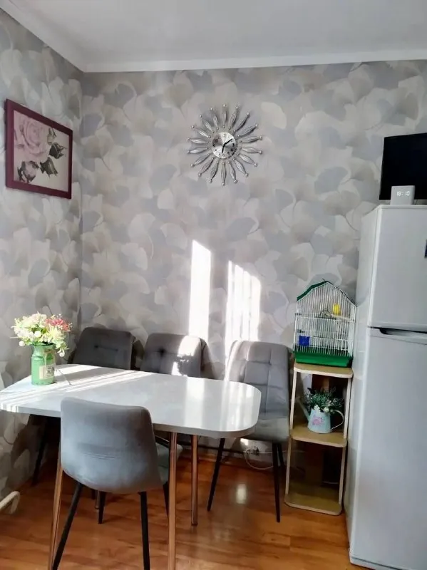 Продаем нашу уютную, теплую 3-х комнатную квартиру площадью 70,9кв. М.
🏡Г. Донецк, пролетарский р-н. , ул. Щетинина, д. 32а, 2й этаж.

✅Планировка удобная и продуманная, чешский проект- 3 отдельные комнаты, просторный холл и кухня, совмещенный санузел, 2 коридора, 4 вместительные до потолка встроенные, зеркальные шкафы, застекленный балкон с кованой решеткой, отдельная комната на площадке для сушки белья и хранения вещей, тамбур.

✅Вода всегда идет по графику, подъезд идеально чистый, образцовый кооперативный дом, с прекрасными соседями. За всю историю данной недвижимости- один собственник.

 ✅Выполнен хороший ремонт, натяжные потолки, гипсокартон двухуровневый в зале, ламинат/плитка, пластиковые окна, поменяна сантехника, оставляем всю мебель, технику: холодильник, варочную поверхность, духовку, вытяжку, стиральную машину, нагревательный бак, новый ванный гарнитур, 2 кондиционера. Вся техника хороших марок.

✅После покупки можно сразу заехать и жить без бытовых проблем. Передадим, свое парк-место для авто на закрытой с навесом автостоянке в 2х минутах ходьбы. Инфраструктура отличная: магазины, гипермаркеты, рынки, школы, садики, конечная автотранспорта в 5 минутах ходьбы.
‼️Собственник!

Цена: 7🍋300.000 рублей
☎️+7949-437-82-27 - фотография - 8