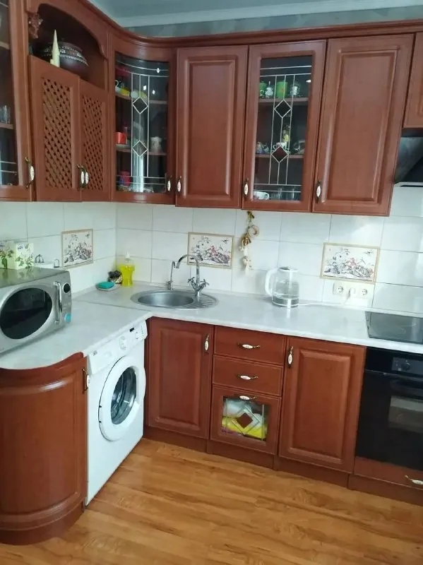 Продаем нашу уютную, теплую 3-х комнатную квартиру площадью 70,9кв. М.
🏡Г. Донецк, пролетарский р-н. , ул. Щетинина, д. 32а, 2й этаж.

✅Планировка удобная и продуманная, чешский проект- 3 отдельные комнаты, просторный холл и кухня, совмещенный санузел, 2 коридора, 4 вместительные до потолка встроенные, зеркальные шкафы, застекленный балкон с кованой решеткой, отдельная комната на площадке для сушки белья и хранения вещей, тамбур.

✅Вода всегда идет по графику, подъезд идеально чистый, образцовый кооперативный дом, с прекрасными соседями. За всю историю данной недвижимости- один собственник.

 ✅Выполнен хороший ремонт, натяжные потолки, гипсокартон двухуровневый в зале, ламинат/плитка, пластиковые окна, поменяна сантехника, оставляем всю мебель, технику: холодильник, варочную поверхность, духовку, вытяжку, стиральную машину, нагревательный бак, новый ванный гарнитур, 2 кондиционера. Вся техника хороших марок.

✅После покупки можно сразу заехать и жить без бытовых проблем. Передадим, свое парк-место для авто на закрытой с навесом автостоянке в 2х минутах ходьбы. Инфраструктура отличная: магазины, гипермаркеты, рынки, школы, садики, конечная автотранспорта в 5 минутах ходьбы.
‼️Собственник!

Цена: 7🍋300.000 рублей
☎️+7949-437-82-27 - фотография - 9