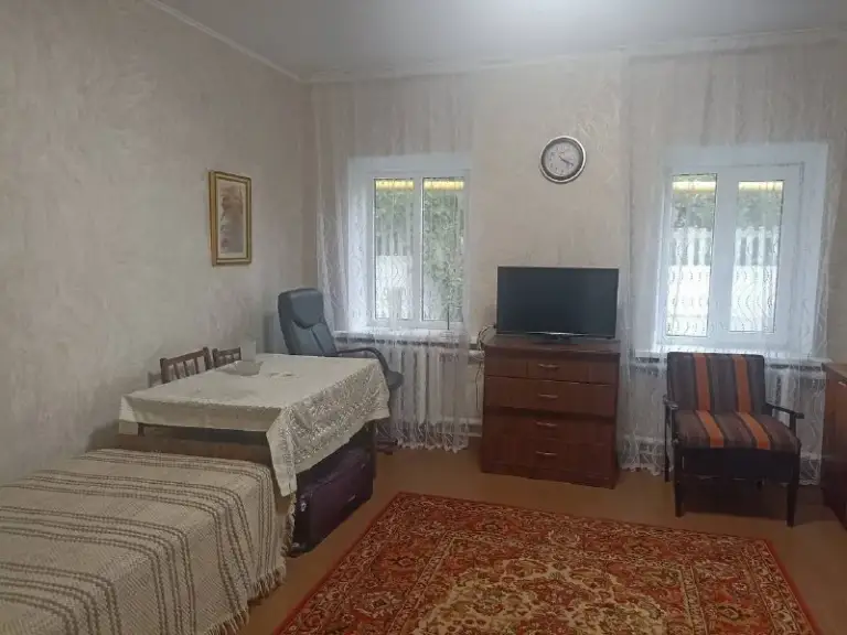 Продам дом, участок 4 сотки
🌆Донецк, киевский район, переулок уманского. 📌
✅Участок обустроен для круглогодичного проживания и ведения хозяйства
✅На территории расположены:
• Гараж с ямой — для ремонта и хранения авто;
• Летняя кухня — отдельно стоящая, удобна в тёплый сезон;
• Погреб уличный и погреб в доме — два варианта хранения заготовок и продуктов;
• Теплица — для рассады и раннего урожая.
📍Дом расположен в районе с развитой инфраструктурой — всё необходимое в шаговой доступности:
• Продуктовые и хозяйственные магазины;
• Остановка общественного транспортарядом;
• Удобная транспортная развязка — быстрый выезд в нужные направления;
• Школа и. .. Удобствам.
💰Стоимость дома 5 500 000 ₽
📲☎️+ 79494342804
📲☎️+ 79495107010
Подписаться | 📩дать объявление
📲Наш max - фотография - 3