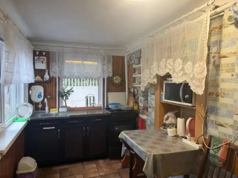 Продам дом, участок 4 сотки
🌆Донецк, киевский район, переулок уманского. 📌
✅Участок обустроен для круглогодичного проживания и ведения хозяйства
✅На территории расположены:
• Гараж с ямой — для ремонта и хранения авто;
• Летняя кухня — отдельно стоящая, удобна в тёплый сезон;
• Погреб уличный и погреб в доме — два варианта хранения заготовок и продуктов;
• Теплица — для рассады и раннего урожая.
📍Дом расположен в районе с развитой инфраструктурой — всё необходимое в шаговой доступности:
• Продуктовые и хозяйственные магазины;
• Остановка общественного транспортарядом;
• Удобная транспортная развязка — быстрый выезд в нужные направления;
• Школа и. .. Удобствам.
💰Стоимость дома 5 500 000 ₽
📲☎️+ 79494342804
📲☎️+ 79495107010
Подписаться | 📩дать объявление
📲Наш max - фотография - 7