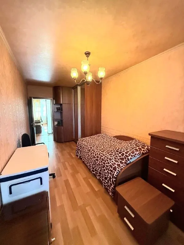 ‼️‼️Продажа 3-х комн мкрн. "звездный" ленинский район донецка‼️
📍Г. Донецк днр

•Продам крупногабаритную квартиру в отличном состоянии с круглосуточно горячей/холодной водой.
•Общая площадь–66.4 м2
•Жилая–43.8.м2
•Кухня–8.4 м2.

•Не требует вложений, вся мебель и техника в наличии. Мпокна, балкон застеклен, коммуникации, двери качественные.
•Санузел раздельный, кафель, мрамор.
•Входная дверь новая.
•Собственник на сделке, документы росреестр.

Цена: 6🍋990.000 рублей
☎️☎️☎️ +79494194208 - фотография - 2