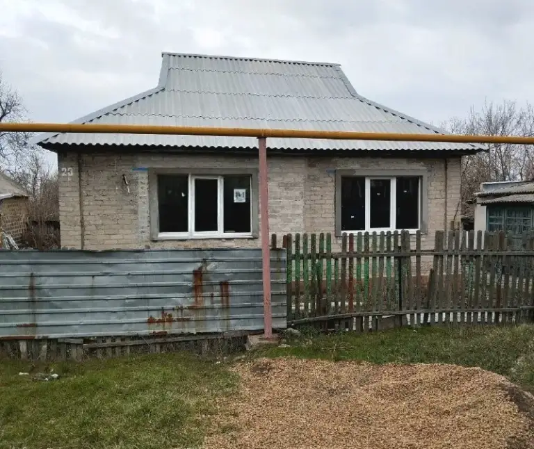 ‼️‼️Продажа дома ориентир дк франко/пфонд кировский район донецка‼️‼️
📍Г. Донецк днр

•Срочно продам дом общей площадью–81.7 м2
•Жилая–46.7 м2
•Общая площадь земельного участка 11 соток.

•Крыша новая,
Дом из шпал облицован силикатным кирпичом, мпокна. •бронированная входная дверь.
•Внутри дома стены и полы подготовлены под отделку. •водопровод новый заведён в дом.
•Новая канализация, септик 8 кубов.
•Документы росреестр.
•Проект включает в себя: летнюю кухню, 2 сарая, постройки внесены.

Цена: 3🍋200.000 рублей
☎️☎️☎️ +79494194208 - фотография - 1