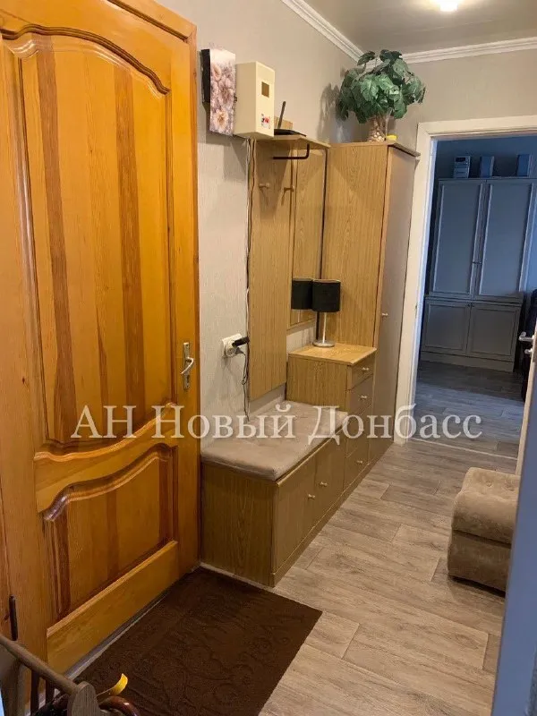 Продается уютная 2-комнатная квартира в центре ленинского района, рядом с парком славянской культуры.

Преимущества квартиры:

✅Ремонт выполнен в 2025 году, все коммуникации обновлены.
✅Новые батареи, унитаз, раковина, стены с качественной штукатуркой и обоями из бельгии и турции.
✅Натяжные потолки, точечные светильники и современная электрика.
✅Новые окна, обшитая лоджия.
✅Межкомнатные и входная двери из дерева.
✅Бойлер на 70 литров и бочки для воды объемом 780 литров.
✅В зале предусмотрена гардеробная, в тамбуре – встроенный шкаф.

Дом всегда отличался образцовым порядком и чистотой. Расположен внутри квартала, вдали от шума и пыли транспорта
1/9 ( Цоколь высокий )решетки на всех окнах для дополнительной безопасности.
Документы готовы
Цена 5 700 000
☎️+79493410484 Ан новый донбасс - фотография - 5