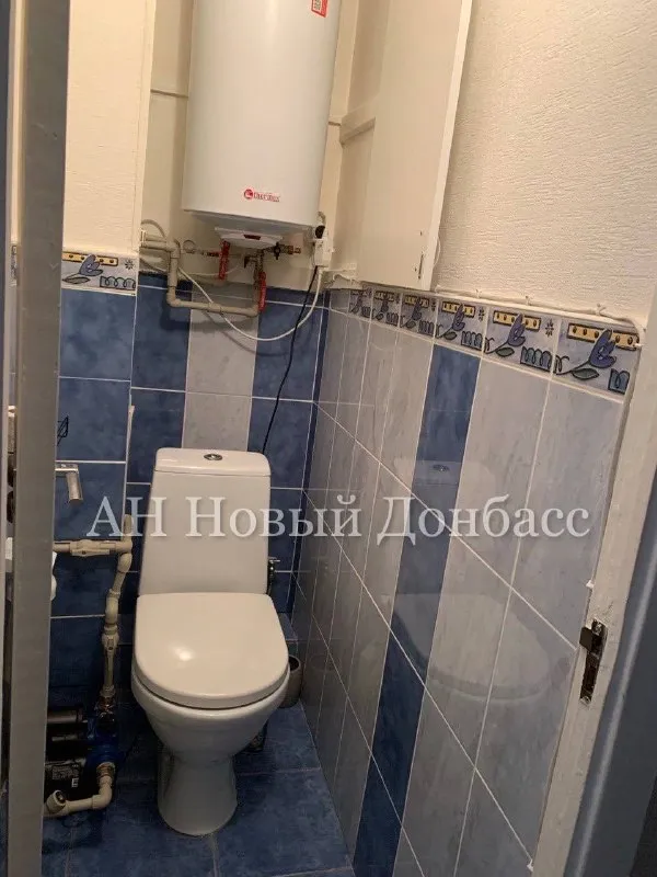 Продается уютная 2-комнатная квартира в центре ленинского района, рядом с парком славянской культуры.

Преимущества квартиры:

✅Ремонт выполнен в 2025 году, все коммуникации обновлены.
✅Новые батареи, унитаз, раковина, стены с качественной штукатуркой и обоями из бельгии и турции.
✅Натяжные потолки, точечные светильники и современная электрика.
✅Новые окна, обшитая лоджия.
✅Межкомнатные и входная двери из дерева.
✅Бойлер на 70 литров и бочки для воды объемом 780 литров.
✅В зале предусмотрена гардеробная, в тамбуре – встроенный шкаф.

Дом всегда отличался образцовым порядком и чистотой. Расположен внутри квартала, вдали от шума и пыли транспорта
1/9 ( Цоколь высокий )решетки на всех окнах для дополнительной безопасности.
Документы готовы
Цена 5 700 000
☎️+79493410484 Ан новый донбасс - фотография - 8