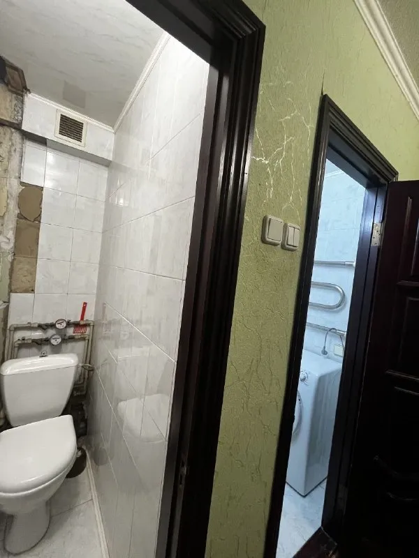 ‼️Продажа 3-х комн мкрн. Текстильщик кировский район‼️📍г. Донецк днр

•Продам квартиру чешский проект в центре микрорайона •общей площадью 64,8 м2. •жилая–48,4 м2.,
•Кухня–8,6 м2.

•Квартира не угловая.
•Входная дверь бронированная, тамбур, межкомнатные - дерево. •кондиционер, балкон застеклен, лоджия.

•Санузел раздельный, кафель.
Пол линолеум.
•Коммуникации заменены, мпокна.
•Средний этаж/9.
•Документы росреестр.

Цена: 4🍋990.000 рублей
☎️☎️☎️ +79494194208 - фотография - 6