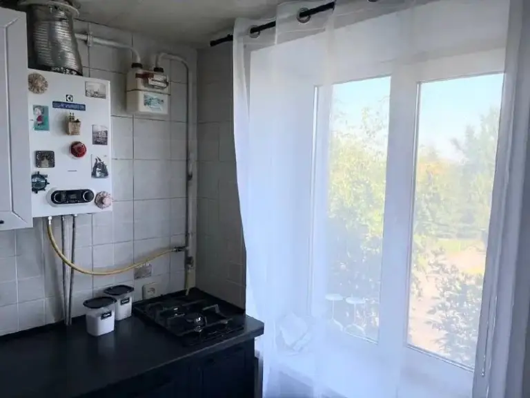 Продам однокомнатную квартиру

🌇Донецк, киевский район,
Дк юность📌

🔹 Брежневка
🔹4 Этаж 5 этажного
🔹 32 М2 общая площадь
🔹 18 М2 жилая площадь
🔹 6 М2 кухня
🔹Квартира тёплая и светлая не угловая, в жилом состоянии с отличным ремонтом.
🔹Балкон застеклен.
💦Вода по графику, стоит водонакопительный бак
⛽Газовая колонка- горячая вода.

📑Документы росреестр.
💰Цена 3,9 млн. ₽, торг.

📲☎️+79494154923 Людмила ан

Подписаться  |  📩дать объявление
📲Наш max - фотография - 4