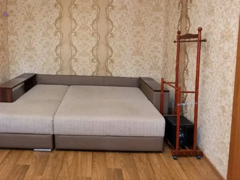 Сдаётся 1-комнатная квартира 

🌇Донецк, ул. Петровского, 123б📌

💰Цена: 17 000 ₽/мес. + к/у.

💡 Мебель, техника и готовность к проживанию — изюминка объекта. Можно заехать и жить без лишних покупок.

🔑 Что есть в квартире:
→ Большой раскладной диван
→ Телевизор
→ Стенка и места для хранения
→ Оборудованная кухня
→ Газовая варочная поверхность
→ Духовой шкаф
→ Холодильник
→ Стиральная машина
→ Пылесос
→ Ванная
→ Раздельный санузел
→ Интернет уже проведён
→ Есть дополнительные насосы для кухни и ванной

💦 По воде:
Для удобства предусмотрены небольшие насосы, которые можно использовать на кухне и в ванной. Все детали по их использованию покажем при заселении. В дальнейшем, при необходимости. .. Жить
- Дополнительные удобства по воде
✅Ищем аккуратных, платёжеспособных и ответственных жильцов

Александр, агентство недвижимости «топ риелтор днр»
📲☎️+7 949 451 30 60 | Telegram / max по телефону

Подписаться  |  📩дать объявление
📲Наш max - фотография - 2
