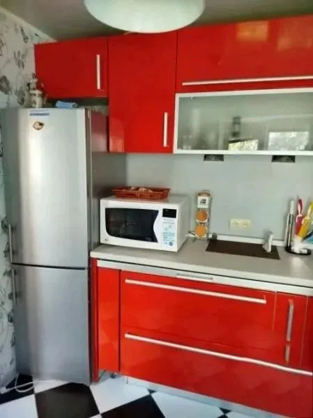 Срочная продажа 2х комнатной квартиры с отличным ремонтом

🌇В киевском районе, города донецка, гладковка, ул. Звягильского 📌

🔹Квартира находится на 2 этаже 9 этажного дома.
🔹Комнаты раздельные.
🔹Общая площадь 48 м2
- Жилая 31 м2., кухня 7 м2.
🔹Квартира тёплая и уютная.
🎁Продажа с мебелью и техникой.
🔹 Лоджия застеклена.
💦Вода по графику.

💰Цена 4, 8 млн. ₽ - фотография - 3