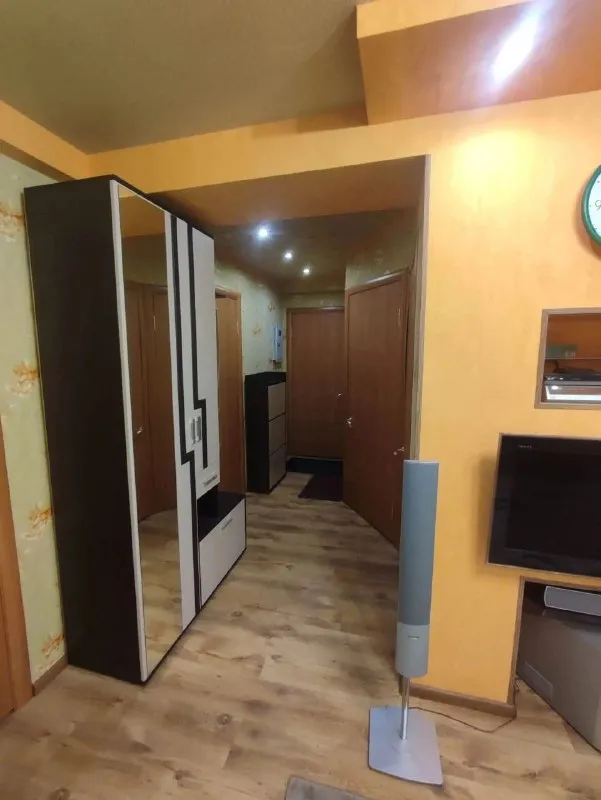 Продажа 3х комнатной квартиры

🌆Донецк в пролетарском районе, улица раздольная 10📌

🏢Этаж - 1/5
✅Общая площадь - 60 м2
✅Комнаты все раздельные (зал и две спальни).
✅Окна в зеленые дворы.
✅Двор закрытый, в стороне от основной дороги.
👍Во дворе только построили основательную новую детскую площадку - фотография - 1