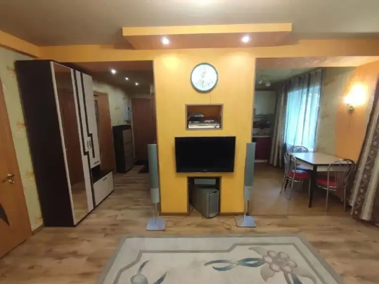 Продажа 3х комнатной квартиры

🌆Донецк в пролетарском районе, улица раздольная 10📌

🏢Этаж - 1/5
✅Общая площадь - 60 м2
✅Комнаты все раздельные (зал и две спальни).
✅Окна в зеленые дворы.
✅Двор закрытый, в стороне от основной дороги.
👍Во дворе только построили основательную новую детскую площадку - фотография - 2