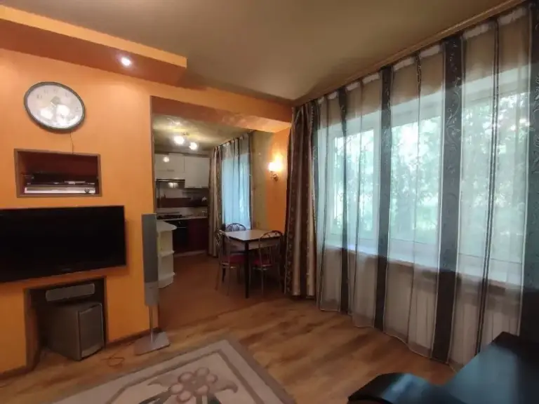 Продажа 3х комнатной квартиры

🌆Донецк в пролетарском районе, улица раздольная 10📌

🏢Этаж - 1/5
✅Общая площадь - 60 м2
✅Комнаты все раздельные (зал и две спальни).
✅Окна в зеленые дворы.
✅Двор закрытый, в стороне от основной дороги.
👍Во дворе только построили основательную новую детскую площадку - фотография - 7