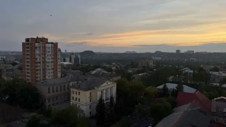 Продается двухуровневый пентхаус в сердце донецка!

🌆Донецк, ворошиловский район — престижная локация в самом центре города. 2 минуты до дома правительства!📌

✅Площадь — 398 м²
✅7 Комнат
✅Два уровня
✅Кирпичный дом
❗️Состояние — под чистовую отделку
✅Приличные соседи - фотография - 3