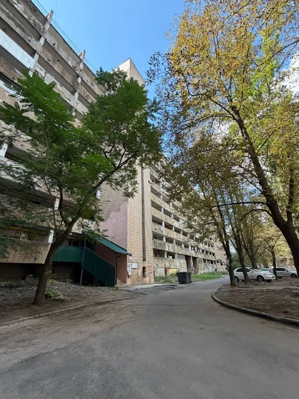 Продажа однокомнатной квартиры в калининском районе!

Агентство недвижимости статус - твой выбор в мире недвижимости!

📍Адрес: г. Донецк, ул. Резникова 16

✅Общая площадь: 35 м2
✅Вода по графику (хороший напор)

✅Этаж: 4/9
✅Есть балкон

✅Кладовка
✅Отличная инфраструктура: множество магазинов, школа, детский сад, больница, остановки общественного транспорта, рынок маяк, радио-рынок
✅Документы рф готовы к сделке

❗️Квартира под ремонт

💰2 000 000 ₽

📞+79496455686 - фотография - 6
