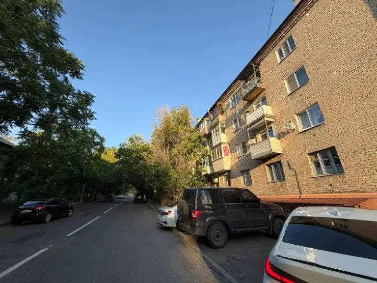 Продажа однокомнатной квартиры в ворошиловскому районе! Проспект теотральный 9

Агентство недвижимости статус - твой выбор в мире недвижимости!

📍Адрес: г. Донецк, ул. Театральный дом 9

✅Общая площадь: 37 м2
✅Вода по графику (хороший напор)
✅Кирпичная сталинка, коммуникации поменяны, электрика новая, воданакопитель !
✅Этаж: 4/4
✅Крупногабаритная студия
✅Отличная инфраструктура: множество магазинов, школа, детский сад, больница, остановки общественного транспорта, рынок маяк, радио-рынок
✅Документы рф готовы к сделке

❗️Квартира подготовлена к ремонту

💰2.900.000 ₽

📞+79496455686 - фотография - 7