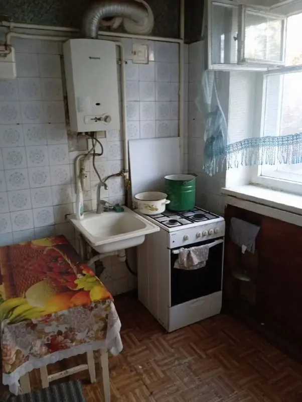 Продажа двухкомнатной квартиры

🌆Донецк, ленинский район цирк! Ул. Стадионная! 📌

✅Этажность 2/5ти.
✅Общая площадь 45,5, жилая 30,8, кухня 6кв. М.
✅Угловая квартира, комнаты смежные
💦Вода идет отличным напором, газовая колонка.
✅Дом кирпичный, кооперативный.
✅В квартире никто не прописан, хозяйка на сделке. - фотография - 7