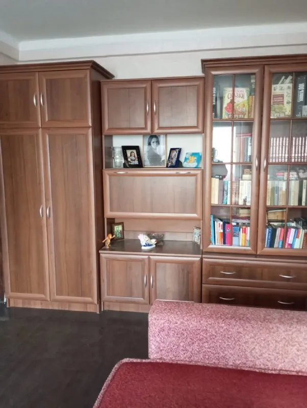Продажа 3-комнатной квартиры в петровском районе
Стройте свое пространство с агентством недвижимости город.
Вы мечтаете - мы реализовываем👏
🏗Район: петровский
🏘Комнат -3
🏢Этаж - 3/4
🚪Общая площадь - 46,2 м2
Продается трехкомнатная квартира в петровском районе донецка, площадь победы 7, ориентир - книжный магазин, круг.
⏺1-Я комната – 8,8 кв. М. ,
⏺2-Я комната – 6,7 кв. М. ,
⏺3-Я к. .. 5303299319292526219">⏺в 1-й комнате: большой 2-х метровый шкаф, раскладывающийся 2-х спальный диван, комод и письменный стол с компьютером;
⏺Во 2-й комнате: раскладывающийся 2-х спальный диван, комод, шкаф и телевизор;
⏺В 3-й комнате: гостиный гарнитур со шкафами, стеллажами и витринами, большой раскладывающийся угловой диван, комод и телевизор.
Кухня полностью оборудована всей техникой (холодильник, стиральная машина, плита, духовка), обеденной зоной и гарнитуром.
Квартира солнечная и светлая, в 2023 года произведена полная замена магистральных труб отопления – в квартире очень тепло.
Документы оформлены в росреестре.
💵Цена: 3 500 000 рублей (торг)
☎️Телефон: +7 (949) 513 85 58
☎️Телефон: +7 (949) 513 13 00 - фотография - 2