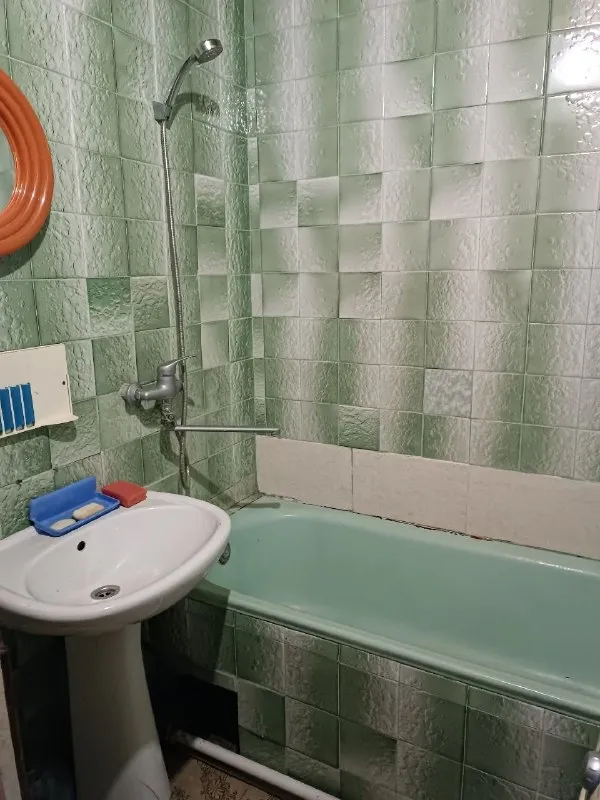 ‼❗‼ Сдается ‼❗‼
🏡1-Х комн. Кв, улица артёма, ориентир "маяк", киевский район
📍Г. Донецк днр
‼Оплата услуг по факту заселения, без каких либо предоплат и поездок в офис‼
•Жилое состояние. ..
•Имеется вся необходимая мебель и бытовая техника: холодильник, телевизор, стиральная машина автомат, кондиционер. ..
Стоимость: 18.000руб + ком. Услуги
☎☎☎+7949-419-63-79 - фотография - 6
