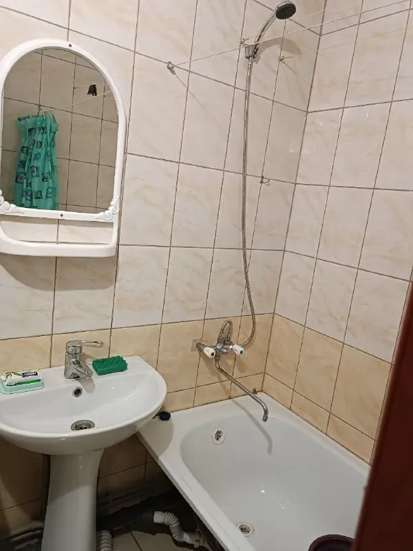 ‼❗‼ Сдается ‼❗‼
🏡1-Х комн. Кв. , проспект комсомольский, рядом парк им. Щербакова, бульвар пушкина, ворошиловский район
📍Г. Донецк днр

‼Оплата услуг по факту заселения, без предоплат и поездок в офис‼

•Обычное состояние.
•Имеется вся необходимая мебель и бытовая техника: холодильник, стиральная машина автомат, установлен бойлер. ..

Стоимость: 20.000 + ком. Услуги
☎☎☎+7949-419-63-79 - фотография - 3