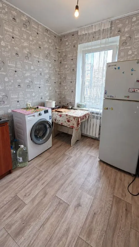 Продаётся 1-комнатная квартира

🌆Город макеевка, объединённый, ул. Щербака, 3📌

✅5/9 Этаж
📐Площадь 23,31 м², жилая комната — 12,7 м², кухня — 5,3 м²
✅Дом галерейного типа

💰Цена 850 000 ₽

🔥 Отдельная квартира по цене комнаты! Своя кухня, санузел и балкон — отличный бюджетный вариант для проживания или сдачи в аренду.

🔑 О квартире:
→ Жилое состояние
→ Пластиковое окно и балконный блок
→ Совмещённый санузел с душевой зоной
→ Центральное отопление
.. . Бель, холодильник, стиральная машина, бойлер

💡 Главное преимущество: за 850 000 ₽ вы получаете полноценную отдельную квартиру со всеми необходимыми помещениями, а не комнату с общими удобствами.

Александр | топ риелтор днр
📲☎️+7 949 451-30-60
Telegram / max по телефону

Подписаться  |  📩дать объявление
📲Наш max - фотография - 5