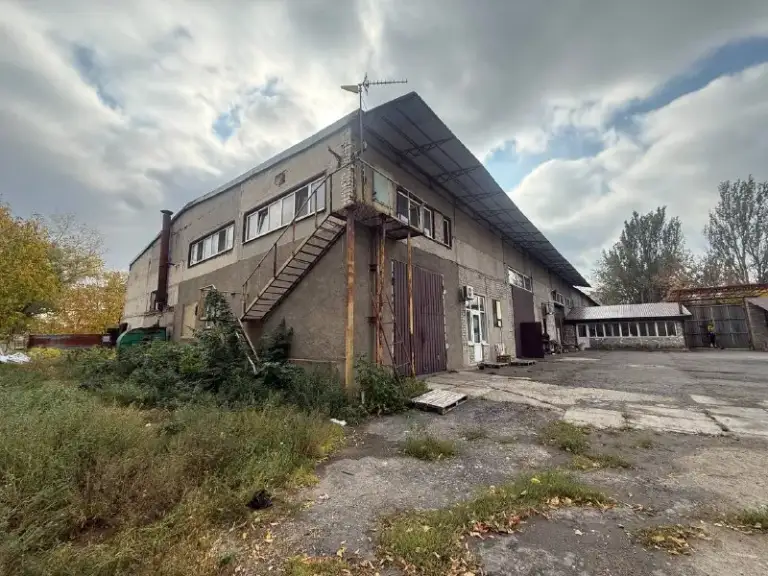 Продажа/аренда промышленной базы с офисом в кировском районе г. Донецк
Стройте свое пространство с агентством недвижимости город.
Вы мечтаете - мы реализовываем👏
🏣Город: донецк
🏗Район: кировский
🚪Общая площадь: 0,2га, строения 1100м²
📌Вся территория находится под видеонаблюдением 24 часа, огорожена забором.
✔️На территории промышленной базы построены 3 производственных бокса с высокими потолками
✔️ 2 Офиса
• Кран/ балка
• Своя электроподстанция (380в)
• Смотровая яма с металлическим ограждением
• Свободный проезд вилочного погрузчика
• Антресоль дополнительно место под хранение
• 2 Тельфера
• Обратный осмос (stanko)
• Вода 24/7 💧 - скважина (96 метров)
• Навес под автомобили
• Канализация - центральная
• На данный объект удобный подъезд для грузовых авто
💵Цена: 40.000.000 млн руб (продажа), 750руб. /м² (аренда)
☎️Телефон: +7 (949) 505 93 39 - фотография - 2