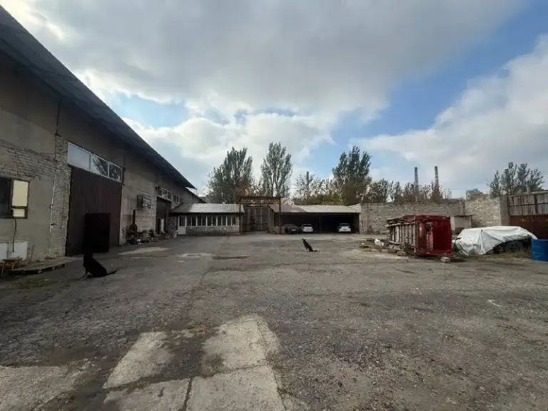 Продажа/аренда промышленной базы с офисом в кировском районе г. Донецк
Стройте свое пространство с агентством недвижимости город.
Вы мечтаете - мы реализовываем👏
🏣Город: донецк
🏗Район: кировский
🚪Общая площадь: 0,2га, строения 1100м²
📌Вся территория находится под видеонаблюдением 24 часа, огорожена забором.
✔️На территории промышленной базы построены 3 производственных бокса с высокими потолками
✔️ 2 Офиса
• Кран/ балка
• Своя электроподстанция (380в)
• Смотровая яма с металлическим ограждением
• Свободный проезд вилочного погрузчика
• Антресоль дополнительно место под хранение
• 2 Тельфера
• Обратный осмос (stanko)
• Вода 24/7 💧 - скважина (96 метров)
• Навес под автомобили
• Канализация - центральная
• На данный объект удобный подъезд для грузовых авто
💵Цена: 40.000.000 млн руб (продажа), 750руб. /м² (аренда)
☎️Телефон: +7 (949) 505 93 39 - фотография - 3