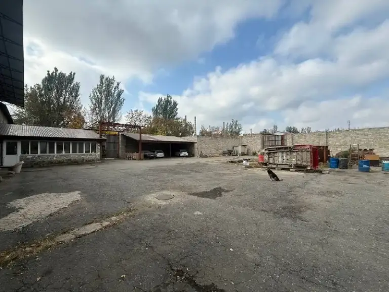 Продажа/аренда промышленной базы с офисом в кировском районе г. Донецк
Стройте свое пространство с агентством недвижимости город.
Вы мечтаете - мы реализовываем👏
🏣Город: донецк
🏗Район: кировский
🚪Общая площадь: 0,2га, строения 1100м²
📌Вся территория находится под видеонаблюдением 24 часа, огорожена забором.
✔️На территории промышленной базы построены 3 производственных бокса с высокими потолками
✔️ 2 Офиса
• Кран/ балка
• Своя электроподстанция (380в)
• Смотровая яма с металлическим ограждением
• Свободный проезд вилочного погрузчика
• Антресоль дополнительно место под хранение
• 2 Тельфера
• Обратный осмос (stanko)
• Вода 24/7 💧 - скважина (96 метров)
• Навес под автомобили
• Канализация - центральная
• На данный объект удобный подъезд для грузовых авто
💵Цена: 40.000.000 млн руб (продажа), 750руб. /м² (аренда)
☎️Телефон: +7 (949) 505 93 39 - фотография - 4