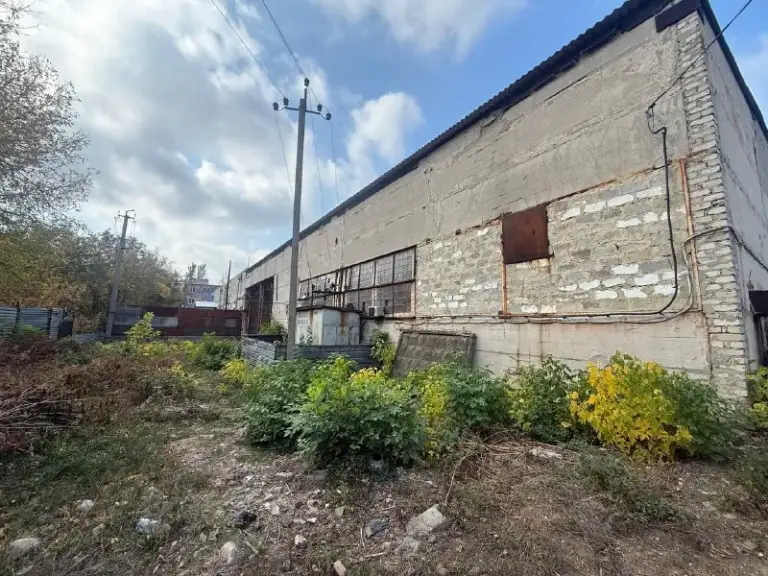 Продажа/аренда промышленной базы с офисом в кировском районе г. Донецк
Стройте свое пространство с агентством недвижимости город.
Вы мечтаете - мы реализовываем👏
🏣Город: донецк
🏗Район: кировский
🚪Общая площадь: 0,2га, строения 1100м²
📌Вся территория находится под видеонаблюдением 24 часа, огорожена забором.
✔️На территории промышленной базы построены 3 производственных бокса с высокими потолками
✔️ 2 Офиса
• Кран/ балка
• Своя электроподстанция (380в)
• Смотровая яма с металлическим ограждением
• Свободный проезд вилочного погрузчика
• Антресоль дополнительно место под хранение
• 2 Тельфера
• Обратный осмос (stanko)
• Вода 24/7 💧 - скважина (96 метров)
• Навес под автомобили
• Канализация - центральная
• На данный объект удобный подъезд для грузовых авто
💵Цена: 40.000.000 млн руб (продажа), 750руб. /м² (аренда)
☎️Телефон: +7 (949) 505 93 39 - фотография - 7