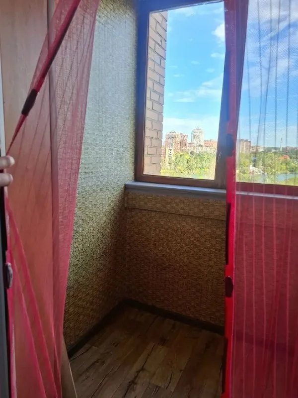 Продам однокомнатную квартиру
️
🌇Донецк, ворошиловский район, по адресу: ул. Коваля, 86.📌

🔹Планировочное решение включает:
— Жилую зону
— Просторную кухню
— Совмещенный санузел
— Кладовую
— Застекленный балкон выходящий из кухни, с которого открывается прекрасный вид на набережную.

🔹 5-Й этаж в 14-этажном кирпичном здании.
💦 Подача воды осуществляется по графику.

🔹Состояние жилья:
— Квартира находится в хорошем состоянии, полностью меблирована и оснащена бытовой техникой.

🔹Данный объект отлично подойдет как для постоянного проживания, так и для инвестиций с целью сдачи в аренду.
📃Документы готовы

💰Цена: 3 900 000 рублей.

📲☎+79493792532 Алёна

Подписаться  |  📩дать объявление
📲Наш max - фотография - 6