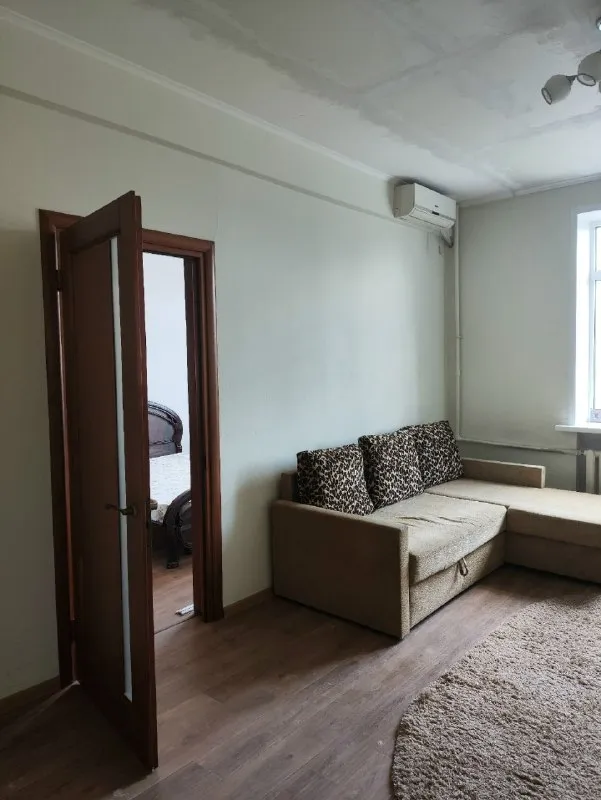 Продажа 2-комнатной квартиры в ворошиловском районе. Крупногабаритная!

Стройте свое пространство с агентством недвижимости город.
Вы мечтаете - мы реализовываем👏

🏗Район: ворошиловский
🏘Комнат -2
🏢Этаж - 5/5
🚪Общая площадь - 53,5 м2

Продается двухкомнатная квартира в ворошиловском районе, улица университетская 56.

•Сталинка
•Комнаты смежные.
•Общая площадь – 53,5 кв. М.
•Жилая – 31 кв. М. ,
•Кухня – 10 кв. М.
•Высота потолков 3 метра.
•Крыша перекрыта.
•Проводка заменена
•Коммуникации новые
•Вся мебель остается

•Рядом большая транспортная развязка в любую часть города, парк кованных фигур, бульвар пушкина, больница.

Документы готовы.

💵Цена: 6 000 000 рублей
☎️Телефон: +7 (949) 513 85 58
☎️Телефон: +7 (949) 417 18 14 - фотография - 1