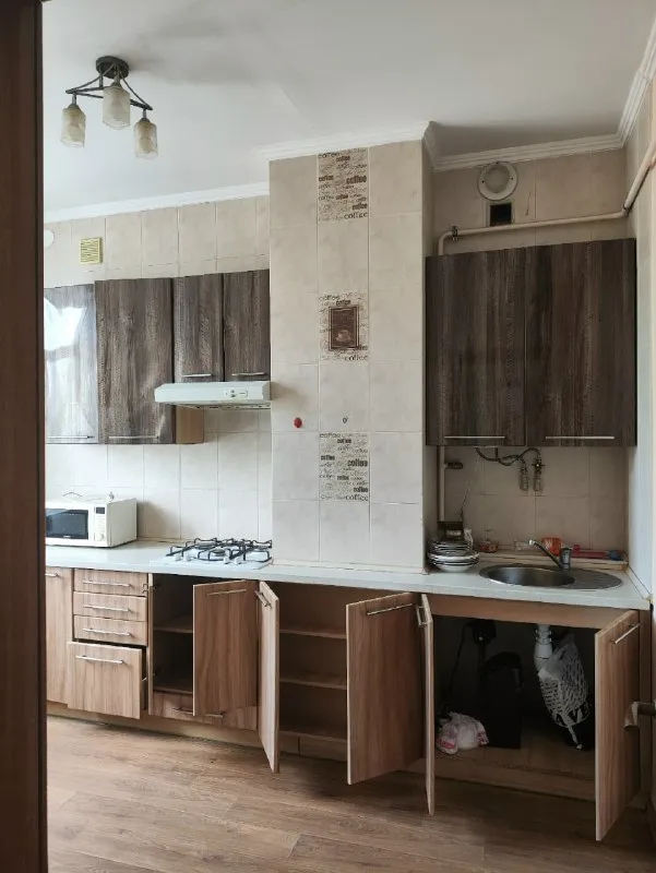 Продажа 2-комнатной квартиры в ворошиловском районе. Крупногабаритная!

Стройте свое пространство с агентством недвижимости город.
Вы мечтаете - мы реализовываем👏

🏗Район: ворошиловский
🏘Комнат -2
🏢Этаж - 5/5
🚪Общая площадь - 53,5 м2

Продается двухкомнатная квартира в ворошиловском районе, улица университетская 56.

•Сталинка
•Комнаты смежные.
•Общая площадь – 53,5 кв. М.
•Жилая – 31 кв. М. ,
•Кухня – 10 кв. М.
•Высота потолков 3 метра.
•Крыша перекрыта.
•Проводка заменена
•Коммуникации новые
•Вся мебель остается

•Рядом большая транспортная развязка в любую часть города, парк кованных фигур, бульвар пушкина, больница.

Документы готовы.

💵Цена: 6 000 000 рублей
☎️Телефон: +7 (949) 513 85 58
☎️Телефон: +7 (949) 417 18 14 - фотография - 4