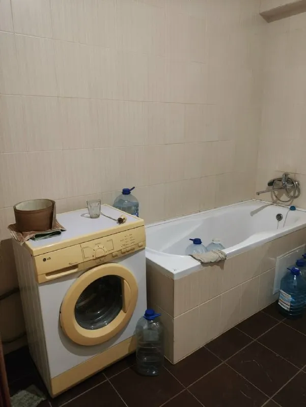 Продажа 2-комнатной квартиры в ворошиловском районе. Крупногабаритная!

Стройте свое пространство с агентством недвижимости город.
Вы мечтаете - мы реализовываем👏

🏗Район: ворошиловский
🏘Комнат -2
🏢Этаж - 5/5
🚪Общая площадь - 53,5 м2

Продается двухкомнатная квартира в ворошиловском районе, улица университетская 56.

•Сталинка
•Комнаты смежные.
•Общая площадь – 53,5 кв. М.
•Жилая – 31 кв. М. ,
•Кухня – 10 кв. М.
•Высота потолков 3 метра.
•Крыша перекрыта.
•Проводка заменена
•Коммуникации новые
•Вся мебель остается

•Рядом большая транспортная развязка в любую часть города, парк кованных фигур, бульвар пушкина, больница.

Документы готовы.

💵Цена: 6 000 000 рублей
☎️Телефон: +7 (949) 513 85 58
☎️Телефон: +7 (949) 417 18 14 - фотография - 6